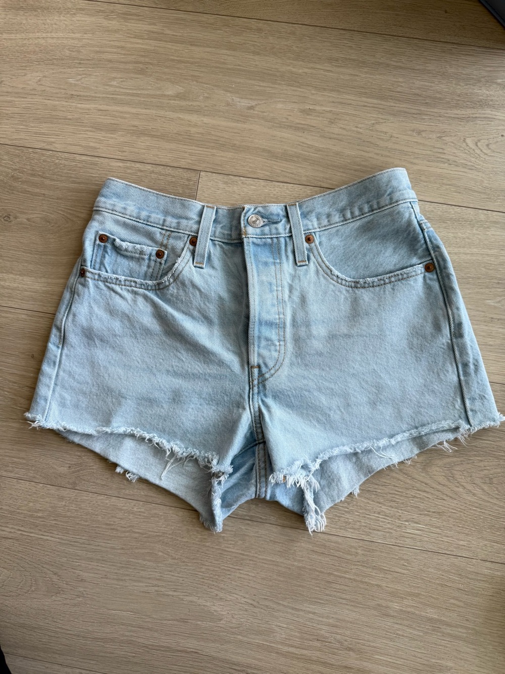 Levi’s Light Wash Denim Frayed Hem Women's Shorts 26